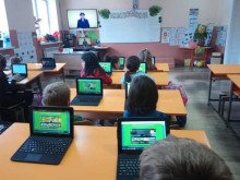 Мечето Теди кани децата на виртуален урок по безопасност на движението