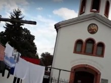 Странна гледка: Простор с долни гащи пред вход на храм в Пазарджик