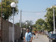Нови улични лампи осветяват “Източен” 