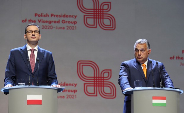 Reuters
> Матеуш Моравецки и Виктор Орбан“Започва да изглежда, сякаш правителствата