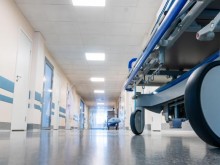 Изписаха пациент в тежко състояние, той почина в колата на дъщеря си