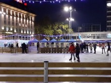 Десетки ученици на ледената пързалка в Пловдив