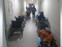 Нов абсурд с болни от коронавирус! Пациенти с инвалидност оставени в студен коридор
