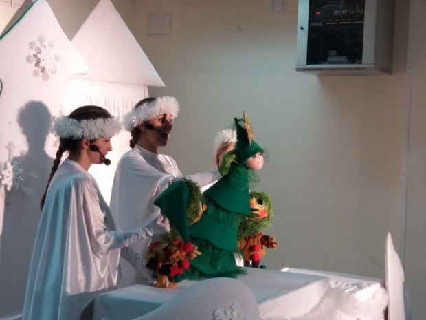 Творческият екип на Държавен куклен театър Варна подарява Коледна