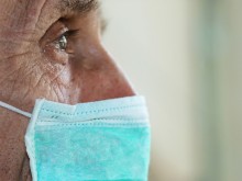 104-годишен мъж пребори COVID-19 и отпразнува рожден ден