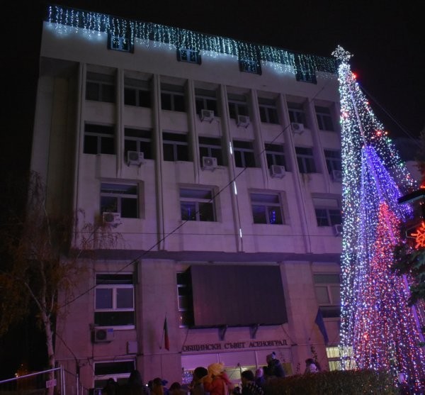 Коледната елха в Асеновград грейна, обляна в разноцветни светлини