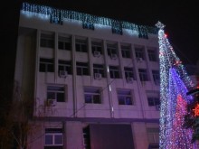 Коледната елха в Асеновград грейна, обляна в разноцветни светлини