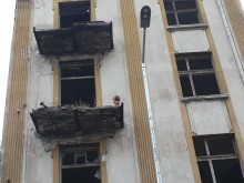 Опасна сграда в центъра на Пловдив всеки момент ще се срути