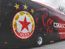 Новият автобус на ЦСКА-София се запали на базата на Ботев