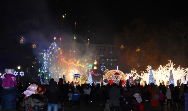 Коледната елха грейна във Варна по традиция навръх Никулден Запалването