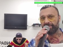 DJ Дамян трупа пачки, докато спасява студентския празник