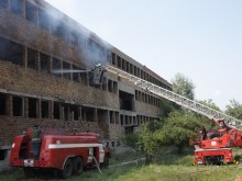 Пожар пламна в изоставена постройка на Рогошко шосе