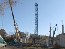 Крановете са готови за вдигане, почистват бетона и арматурата на "Колежа"