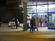 Вижте какво се случи пред големите магазини в Пловдив тази вечер