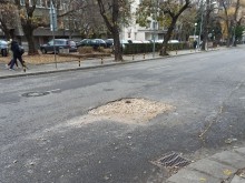 Голяма дупка в центъра принуждава шофьори да навлизат в насрещното
