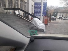 Шокираща гледка: Кой остави починал мъж пред варненска поликлиника?