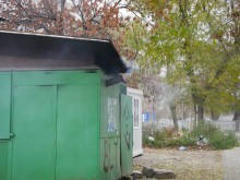 Кой се крие в тази странна барака, от която се носи дим?