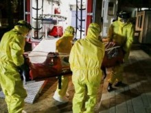 Пожарникари със скафандри носиха 150-килограмов пациент с Covid-19 до реанимацията