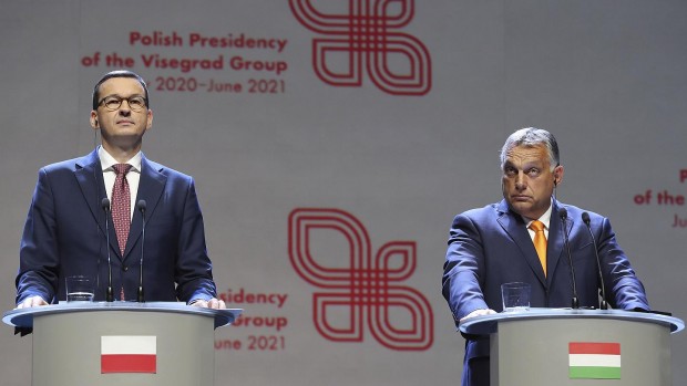 AP
Унгарският министър председател Виктор Орбан и полският му колега Матеуш Моравецки
