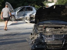 Младо семейство пострада сериозно при тежка катастрофа