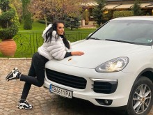 "Мис Силикон" се фука с джип за 70 бона, купила си го сама