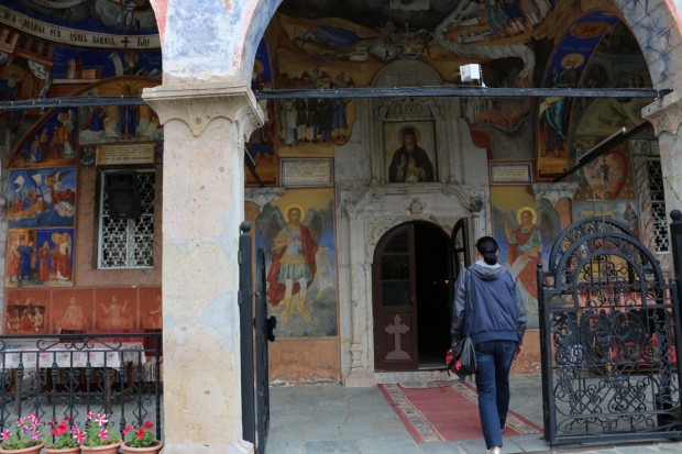 БГНЕС
Изтриването на имената на сръбските светини върху стенописите в манастира