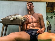 Наш футболист е луд по Моника Белучи