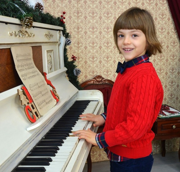 Фейсбук
Малък пианист жъне успех след успех, научи Varna24.bg. Леон Леонидов-Гуглев