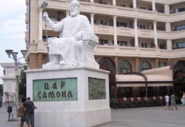 > Паметник на цар Самуил в СкопиеКогато си си поставил