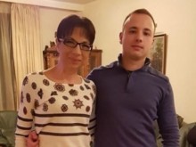 Как го правят? Безработният син на Цветанка Ризова тъне в охолство
