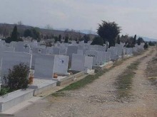 Вандали посегнаха на гробищата в Асеновград