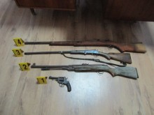 Криминалисти откриха незаконно оръжие и боеприпаси в Пловдив и Първомай