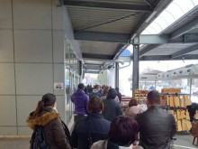 Пловдивчани пазаруват усилено, опитват се да спазват мерките