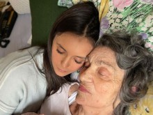 Нина Добрев си дойде в България, за да се сбогува с умиращата си баба