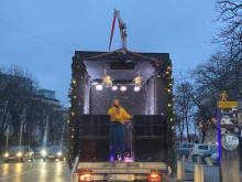 Виктория от Варна донесе коледно настроение с концерт на колела