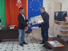 Рисунки на малчугани получиха депутати от БСП като признателност за дарителството им за община "Тунджа“