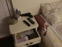 Жената, снимала Борисов, докато спи - с черна рокля без ръкави, гривна на ръката, тъмна коса