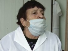 Призвание: Българка работи като медицинска сестра вече 64 години