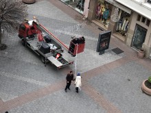 Продължава украсяването на Главната в Пловдив