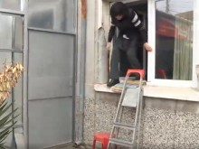 Заради съседски войни Веси Бонева влиза в родната си къща в Пловдив през прозореца