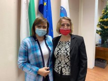 Нинова с призив за празниците: Помагайте на възрастни, самотни, изолирани и болни хори