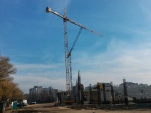 На "Колежа" се работи и в почивните дни, северната трибуна пожълтява