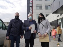 ПФК Ботев изненада с коледни подаръци медиците от COVID-19 отделенията