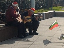 Пенсионери с китари събраха очите на разхождащи се по Главната