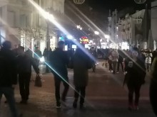 Сигнал: В момента на Главната има толкова хора, колкото и през лятото не съм виждала