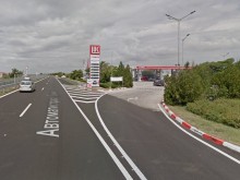 Шах! Шофьорка сътвори голяма глупост на "Тракия", счупи си носа, потроши бензиностанция!