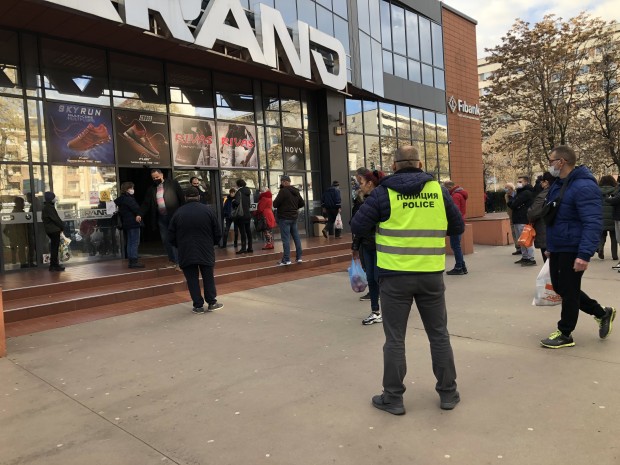 Пловдивчани масово тръгнаха да пазаруват в последния ден от годината