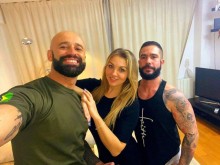 Двама мъже се влюбиха в една и съща жена, сега живеят като тройка