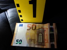 До къде я докарахме! 15-годишен опита да подкупи полицаи с 50 евро