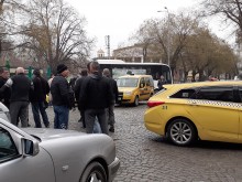 400 таксиметрови шофьори в Пловдив остават без работа, обвиняват Стефан Балимезов